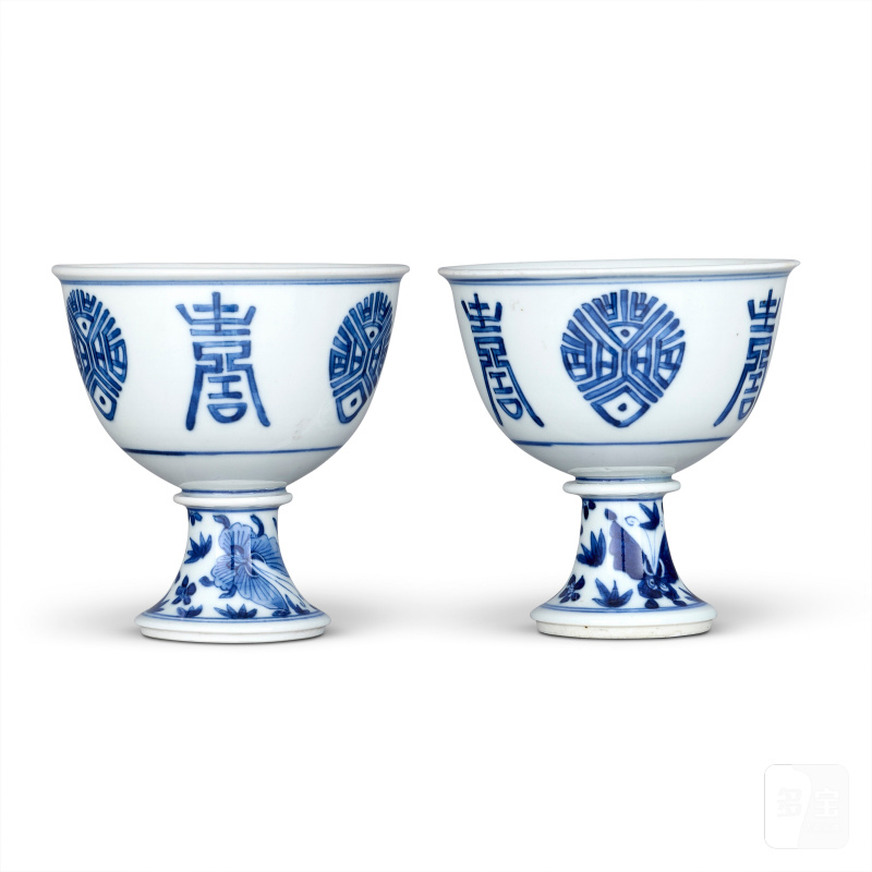 PAIRE DE COUPES À PIED EN PORCELAINE BLEU BLANC  CHINE, DYNASTIE QING (1644-1911) - 图2